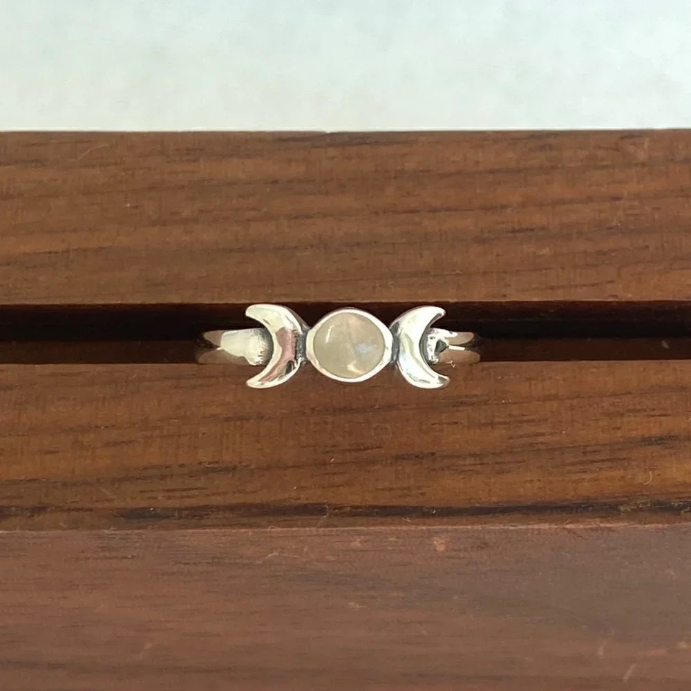 Sterling Silver 925 Dainty Minimalist Moonstone Crescent Moon Band Ring Sz 6.75